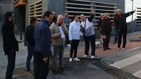 Los socialistas, durante su visita a la barriada (CEDIDA)