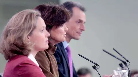 La vicepresidenta Calvo junto a los ministros Calvino y Duque en su comparecencia de hoy tras el Consejo (MONCLOA)