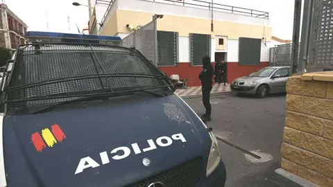 Un polic&iacute;a con pasamonta&ntilde;as custodia las dependencias policiales donde ha sido conducido el detenido (CEDIDA) yihadismo