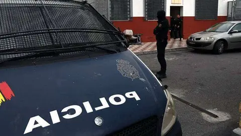 Un polic&iacute;a con pasamonta&ntilde;as custodia las dependencias policiales donde ha sido conducido el detenido (CEDIDA)