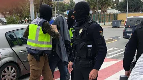 El detenido es conducido al helipuerto para su traslado a Madrid (C.A.)
