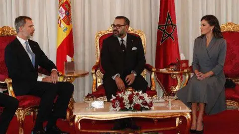 Felipe VI y Letizia, junto al monarca Mohamed VI (CASA REAL)