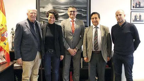 Los participantes en la reuni&oacute;n posan tras el encuentro (FFCE)