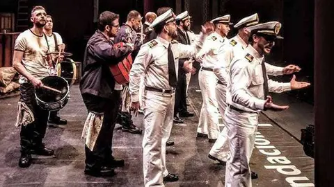 La comparsa ceut&iacute;, durante su actuaci&oacute;n en el Falla (CEDIDA) LOS DEL FERRY