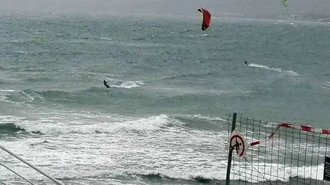 Estado del mar esta ma&ntilde;ana en la playa de La Almadraba (J. CHELLARAM)