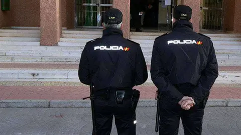 Dos agentes de la Polic&iacute;a Nacional custodian las puertas de un colegio (C.A./ARCHIVO)