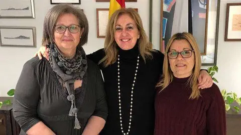 La consejera Adela Nieto con responsables de la Asociaci&oacute;n de Fibromialgia (CEDIDA)