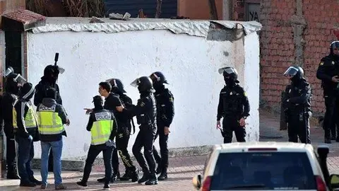 Agentes conducen a uno de los detenidos (CEDIDA)