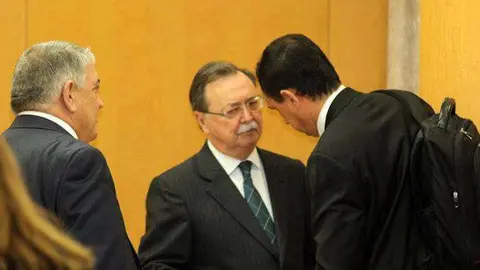 Hern&aacute;ndez conversa con el presidente Vivas antes del inicio de la sesi&oacute;n plenaria de la Asamblea (C.A.)