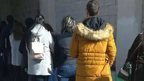 Cola ante la sede de Amgevicesa para la presentaci&oacute;n de solicitudes (C.A./ARCHIVO)