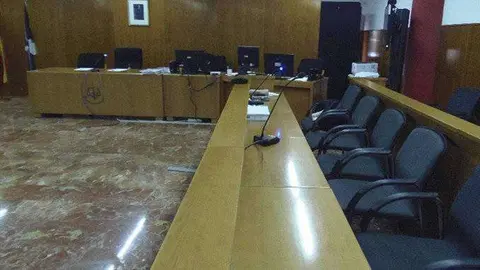 sala-de-la-audiencia-vacia