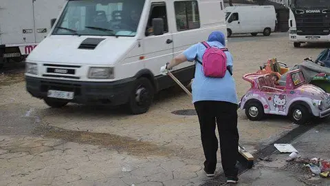 Una trabajadora del Plan de Empleo barre el recinto de la Feria de Ceuta (C.A./ARCHIVO)