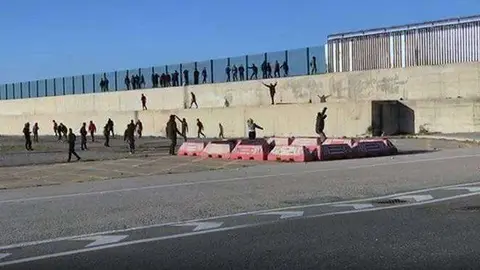 refriega a pedradas en el puerto migrantes