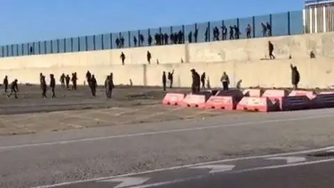 PELEA A PEDRADAS EN EL PUERTO MIGRANTES