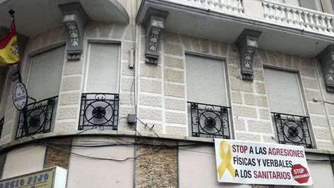 Pancarta en la facha del Colegio de M&eacute;dicos (CEDIDA)