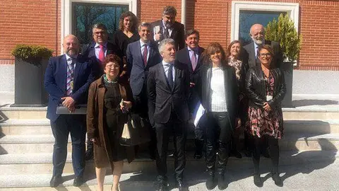 Mateos, primera por la izquierda, con Grande Marlaska y responsables de su equipo en Interior (CEDIDA)