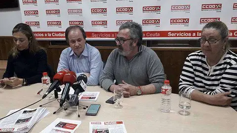 Vera, segundo por la izquierda, y Postigo, durante la rueda de prensa ofrecida hoy en la sede de CCOO (C.A.)