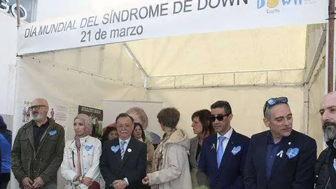 Autoridades en el expositor de Down Ceuta instalado en el Paseo del Revell&iacute;n (C.A.)