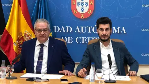 El consejero de Fomento, N&eacute;stor Garc&iacute;a, (a la derecha) ha comparecido ante la prensa junto al portavoz del Gobierno, Jacob Hachuel (C.A.)