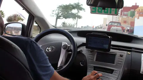 Un taxista conduce su autom&oacute;vil (C.A.)