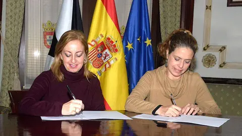 La consejera, Adela Nieto, y la presidenta de PROI Ceuta, Lola Bruz&oacute;n. firman el convenio (CEDIDA)