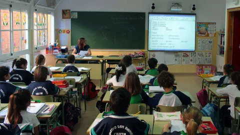 Una profesora y sus alumnos en el colegio San Daniel (C.A./ARCHIVO)