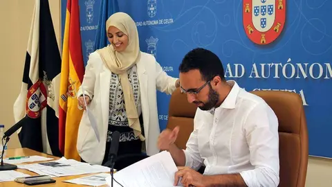Los diputados de MDyC F&aacute;tima Hamed y Reduan Mohamed, antes del comienzo de una rueda de prensa (C.A./ARCHIVO)