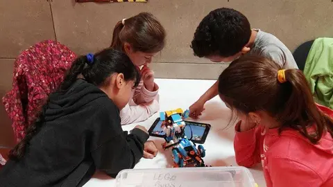 Alumnos del Ceip Ciudad de Ceuta ense&ntilde;ando como se programa con Lego Boost.