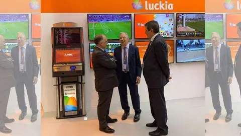 El consejero Gait&aacute;n, primero por la izquierda, departe con responsables de Luckia en la Feria del Juego de Madrid (CEDIDA)