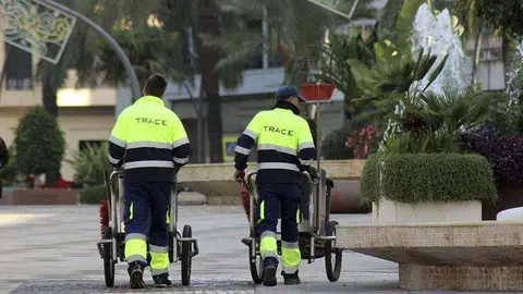 Trabajadores de la concesionaria p&uacute;blica de limpieza, en el Paseo de La Marina (C.A./ARCHIVO)