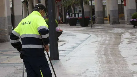 Un trabajador de la concesionaria de la limpieza p&uacute;blica, en plena faena (C.A.)