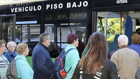 Uusrios del servicio de autob&uacute;s, en la parada del Mercado Central (C.A./ARCHIVO)