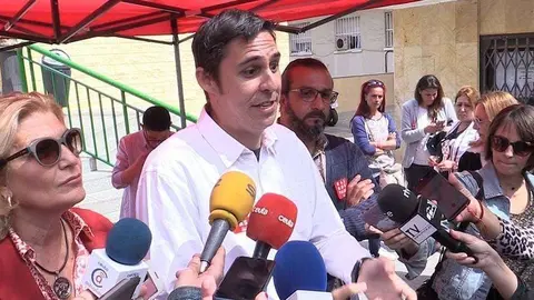 El candidato al Congreso por el PSOE,Jos&eacute; Sim&oacute;n, hoy en la Plaza de Azc&aacute;rate (C.A.)