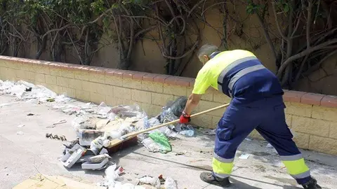 Un trabajador de la limpieza asea una acera en Compa&ntilde;&iacute;a de Mar (C.A./ARCHIVO)