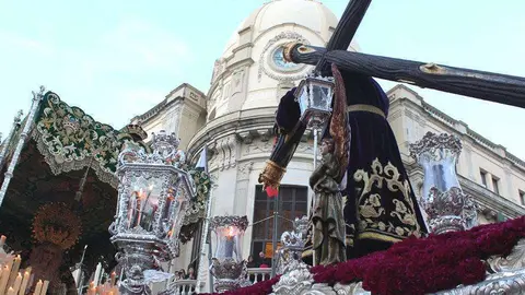 Las im&aacute;genes del Nazareno y la Esperanza, junto al Palacio de la Asamblea (C.A.)