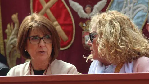 Mercado (izqda.) en el palco de autoridades durante la procesi&oacute;n de el Resucitado (C.A.)