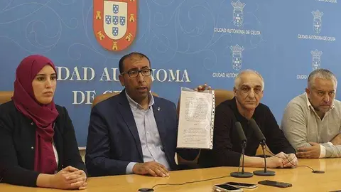 Al&iacute; muestra, en compa&ntilde;&iacute;a de los diputados de Caballas a la Asamblea, el texto de la acci&oacute;n judicial interpuesta contra Vox (C.A.)