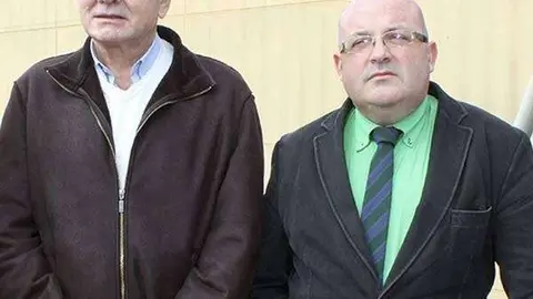 Los candidatos de Vox Yolanda Merelo, Rafael Rodr&iacute;guez y Jos&eacute; Mar&iacute;a Rodr&iacute;guez, hoy en el pol&iacute;gono de El Tarajal (C.A.)