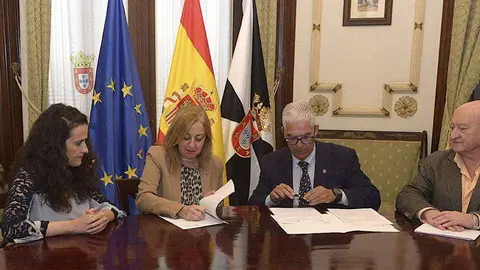 Un momento de la firma del acuerdo (CEDIDA)