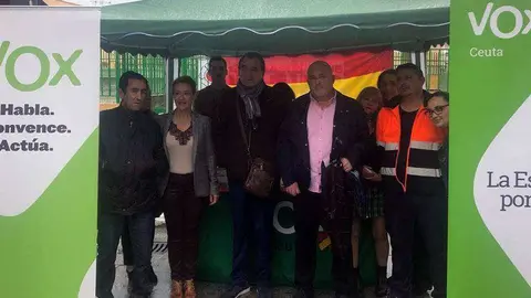 Los candidatos de Vox, hoy en un acto en la Plaza de Azc&aacute;rate (C.A.)