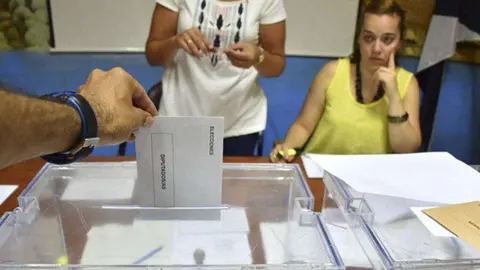 Un elector deposita su voto en las pasadas elecciones generales (C.A.)