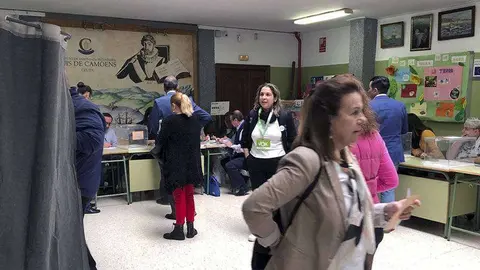 Primeros votantes en el colegio "Camoens" (C.A.)