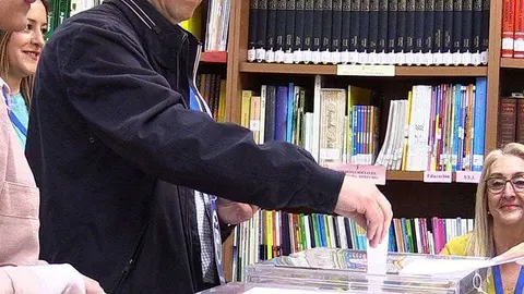 Guillermo Mart&iacute;nez PP vota 28-A