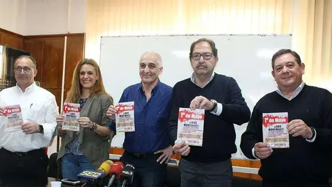 Los dirigentes sindicales posan ante los fot&oacute;grafos tras la rueda de prensa ofrecida esta ma&ntilde;ana (C.A.)