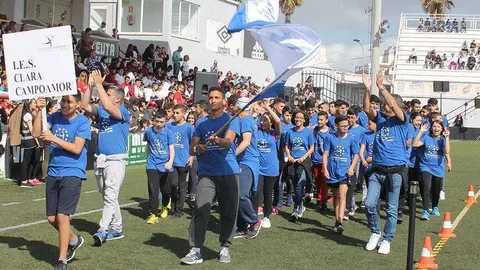Desfile de los participantes sobre el c&eacute;sped del Alfonso Murube (C.A.)