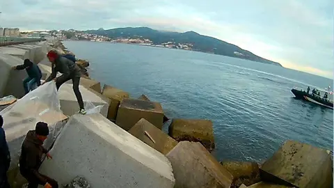Momento de la intervenci&oacute;n de la Guardia Civil en las escolleras (GUARDIA CIVIL)