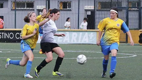 Tres jugadoras disputan un bal&oacute;n en un partido de f&uacute;tbol (C.A.)