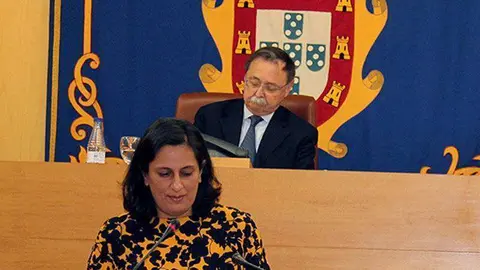 Chandiramani interviene en una sesi&oacute;n plenaria de la Asamblea de Ceuta durante su etapa como consejera de Econom&iacute;a y Hacienda (C.A./ARCHIVO)
