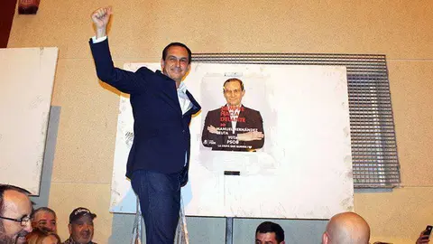 Hern&aacute;ndez pega el primer cartel electoral de la campa&ntilde;a socialista (C.A.)