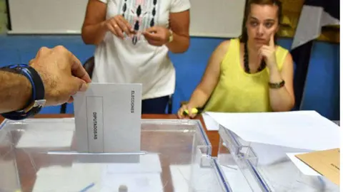 Un hombre deposita su voto en una mesa electoral (C.A./ARCHIVO)